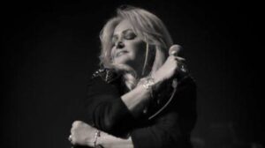 Morre Bonnie Tyler, intérprete de ‘Total Eclipse of the Heart’, aos 75 anos
