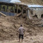 Enxurrada devastadora no Nepal mata ao menos 55 pessoas e deixa 384 turistas desaparecidos na fronteira com o Tibete