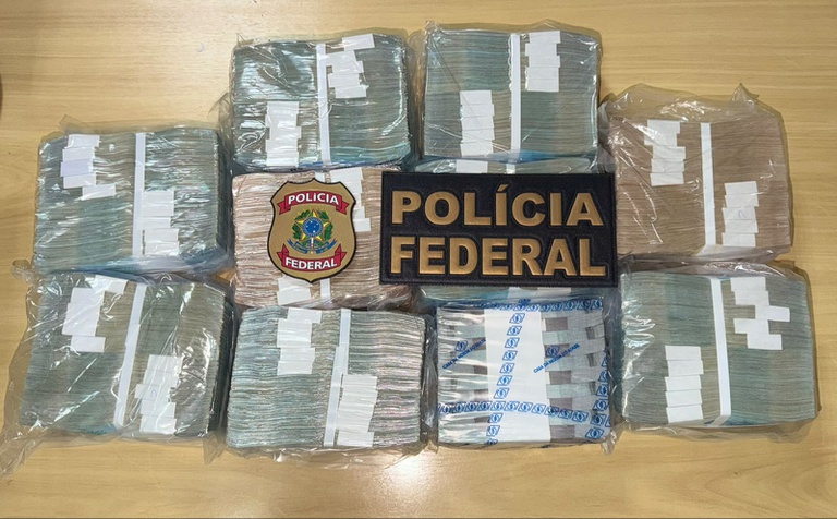 Polícia Federal realiza ação que apreendeu cerca de R$ 1 milhão em Manaus.