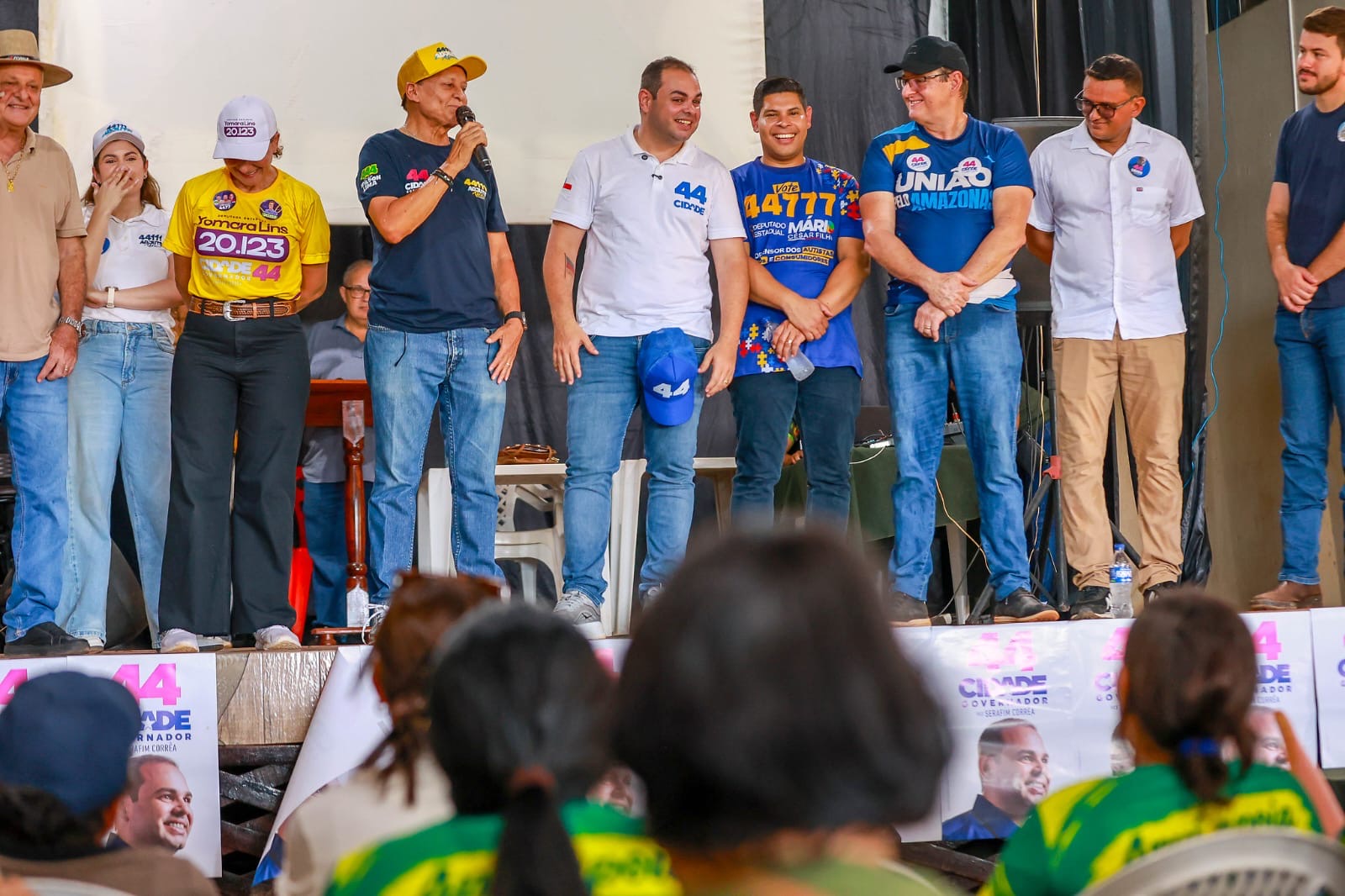 Adjuto Afonso fala a apoiadores durante agenda de campanha em Apuí.