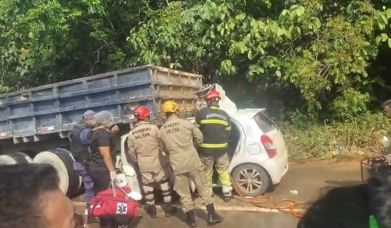 Carro com a frente destruída após colisão com caminhão na rodovia AM-070