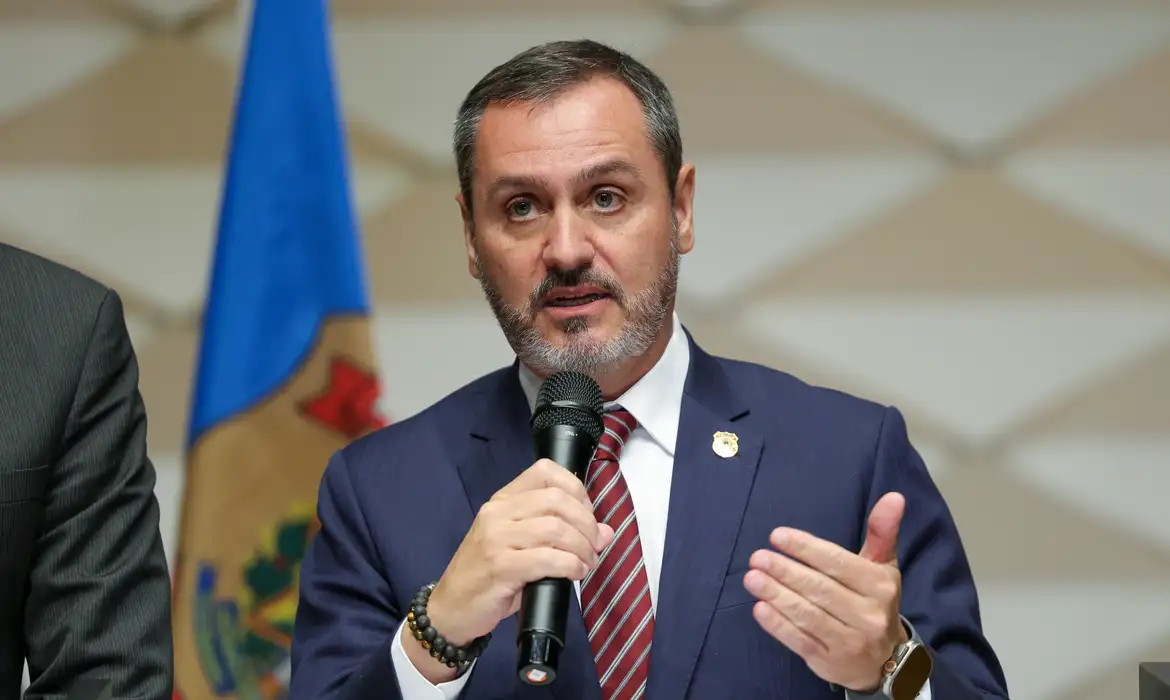 Afastamento de Andrei Rodrigues do comando da Polícia Federal é determinado por André Mendonça.