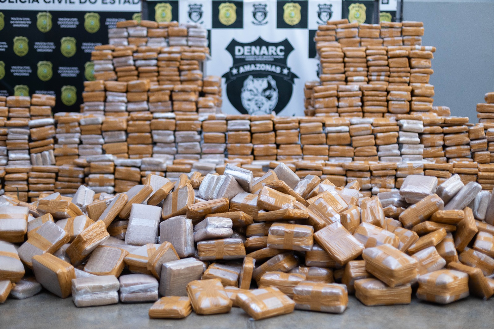 Apreensão de skunk no Amazonas encontra 2,5 toneladas de drogas em caminhões no Aleixo.