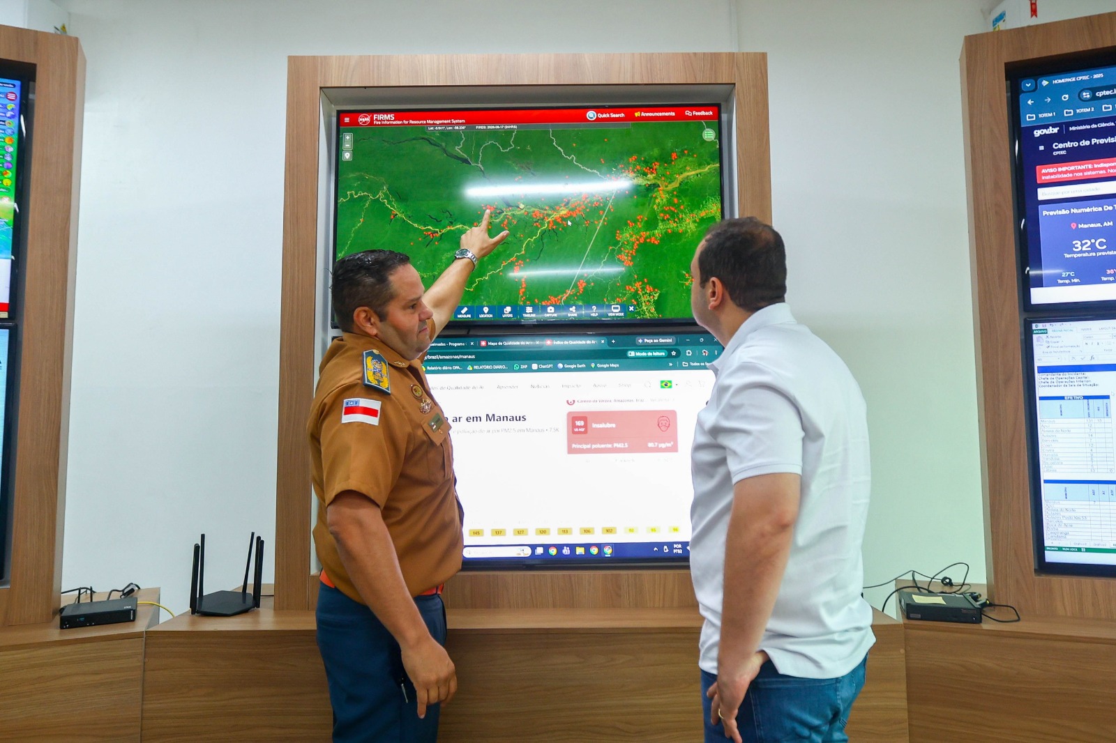 Roberto Cidade acompanha o monitoramento de incêndios no Amazonas na sala do Corpo de Bombeiros.