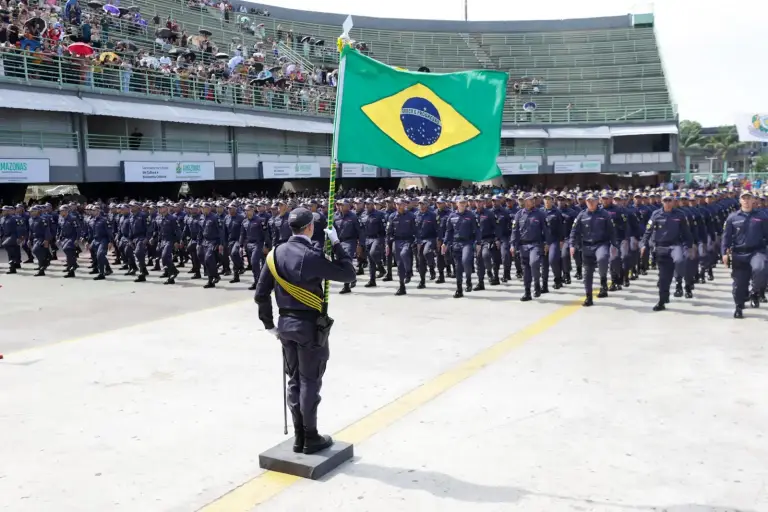 Novos soldados durante formatura de incorporação à Polícia Militar do Amazonas.
