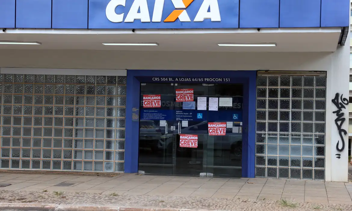 Greve dos bancários no Amazonas fecha agências da Caixa, Banco do Brasil e Basa.