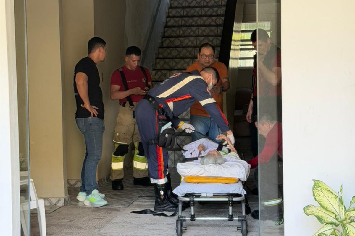 Idosa resgatada em Manaus após ser encontrada com cerca de 20 quilos em apartamento insalubre.