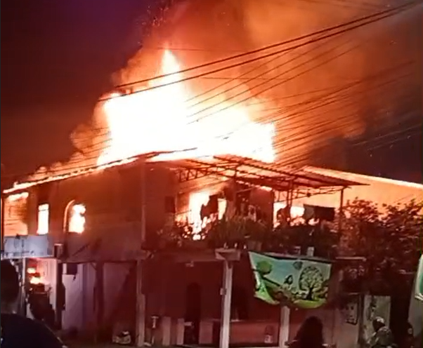 Casa pega fogo no Petrópolis e mobiliza equipes do Corpo de Bombeiros em Manaus.