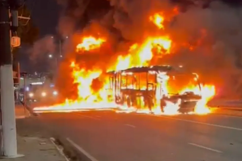 Ônibus articulado da linha 500 em chamas na avenida Constantino Nery, em Manaus.