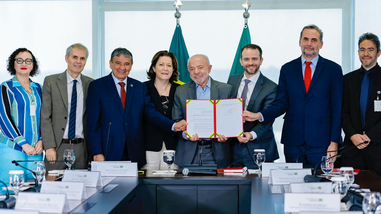 Lula oficializa o reajuste do Bolsa Família para R$ 691 a partir de outubro de 2026.
