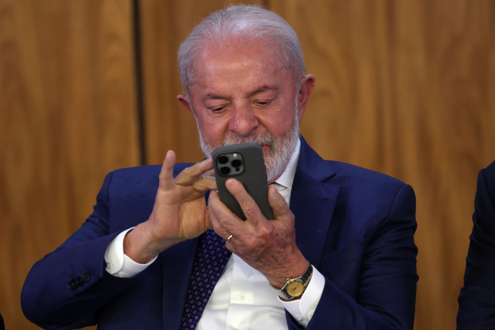 Celular com anúncio de bet ilegal em referência a proposta de punição para divulgação de apostas clandestinas.