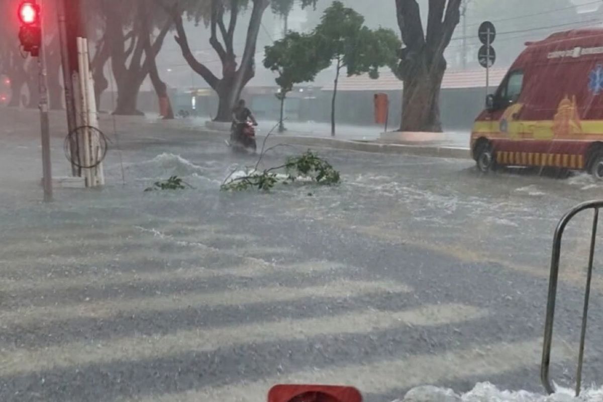 Rua alagada durante forte chuva em Manaus.