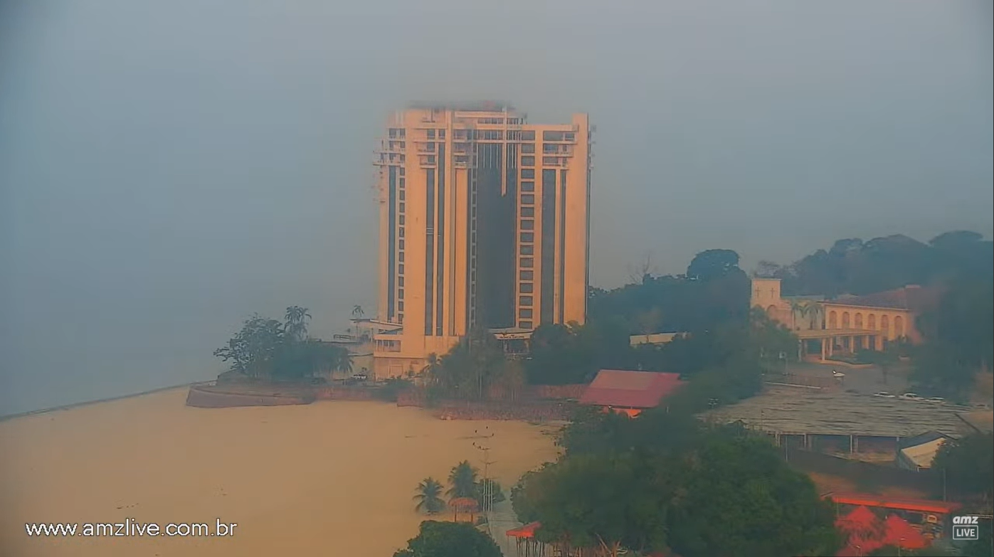 Vista de Manaus encoberta por fumaça durante episódio de piora da qualidade do ar em setembro de 2026.