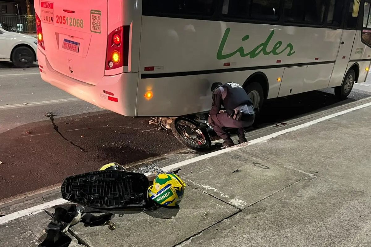Acidente com motociclistas na Avenida do Turismo envolve ônibus e carro em Manaus.