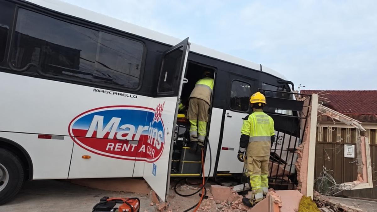 Acidente na Redenção deixou motorista preso às ferragens após colisão de micro-ônibus contra um muro.