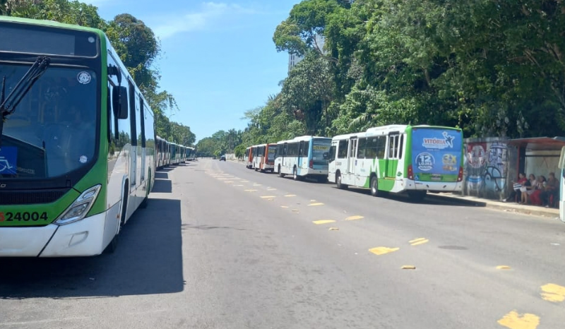 Ônibus e passageiros no Terminal 4 durante paralisação do transporte coletivo em Manaus.
