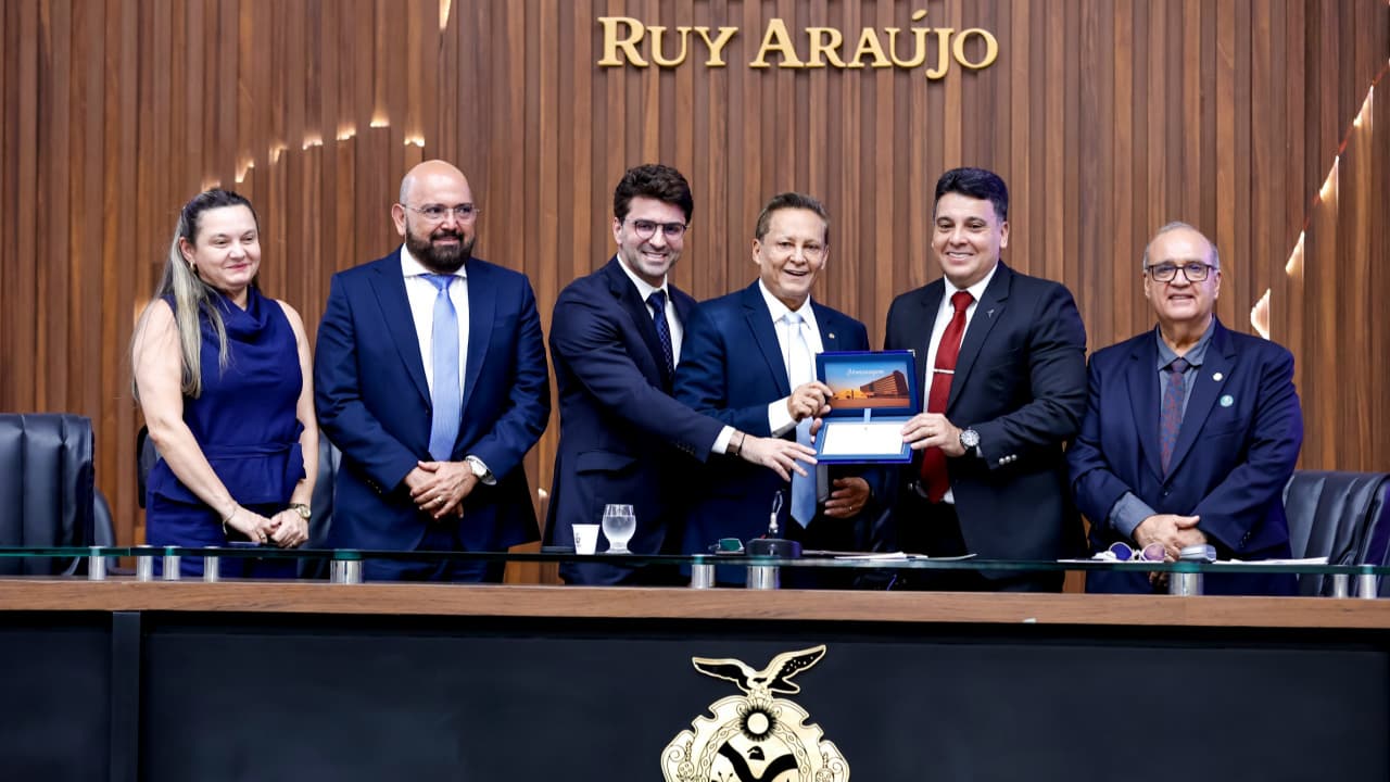 Autoridades e corretores de imóveis durante sessão especial na Assembleia Legislativa do Amazonas.