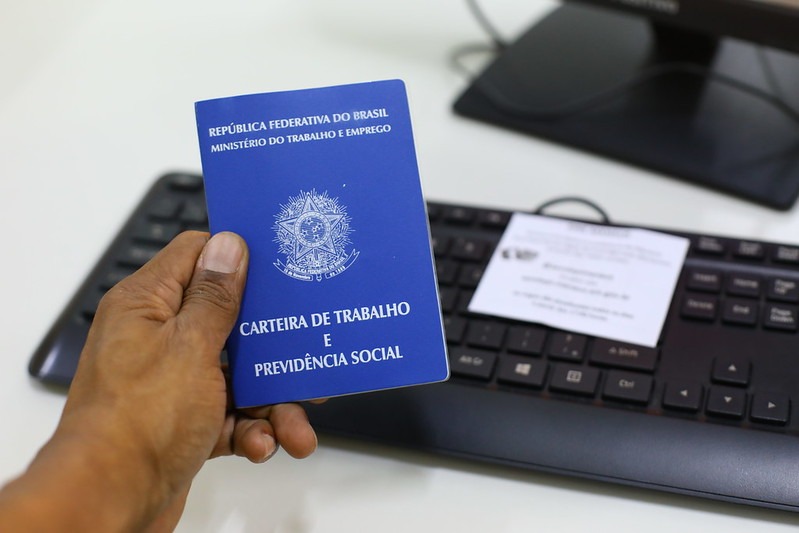 Candidato busca atendimento para vagas de emprego em unidade do Sine Manaus.