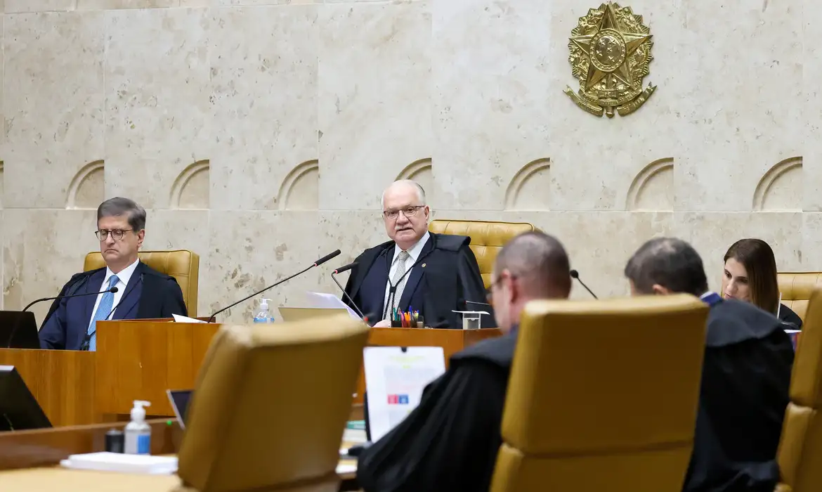 Crise no STF leva 13 ministros aposentados a pedir apuração rigorosa e sessão pública.