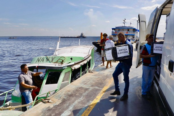 Transporte de urnas no Amazonas realizado pelo TRE-AM no Porto de São Raimundo.