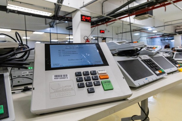 Eleitora utiliza urna eletrônica durante votação no Amazonas
