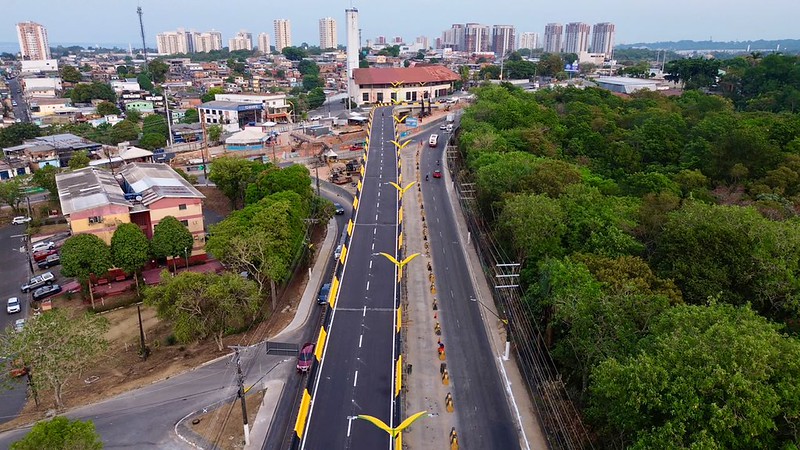 Alça superior do Passarão liberada para o tráfego na avenida Coronel Teixeira, em Manaus.