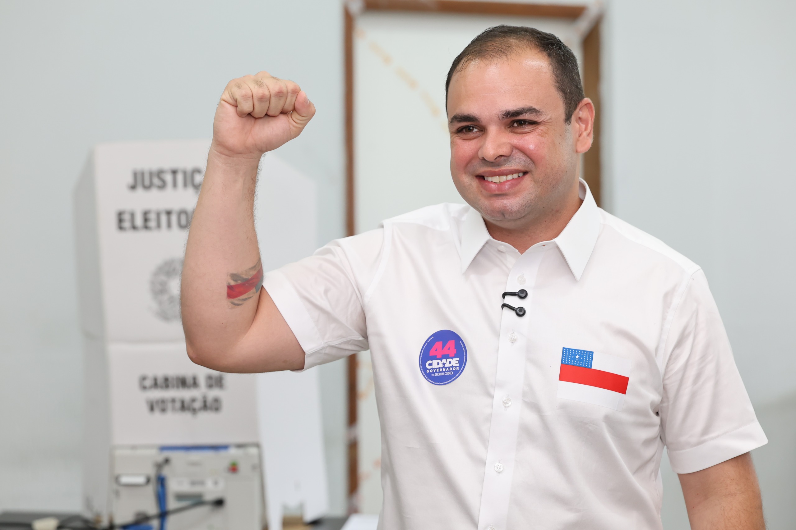 Roberto Cidade vota em Manaus durante o primeiro turno