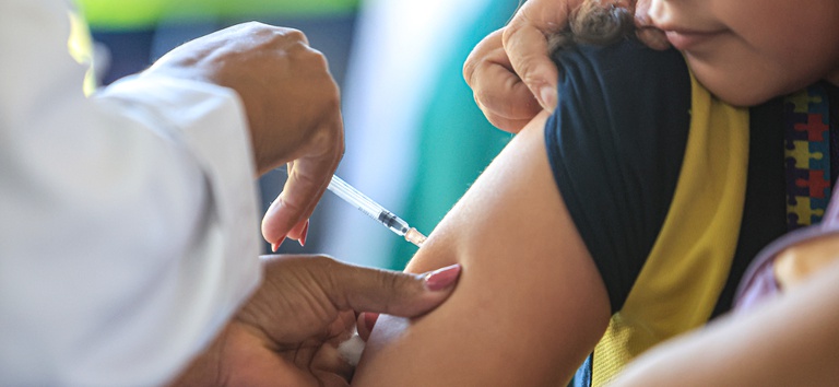 Vacinação contra sarampo no Brasil é reforçada pelo SUS.